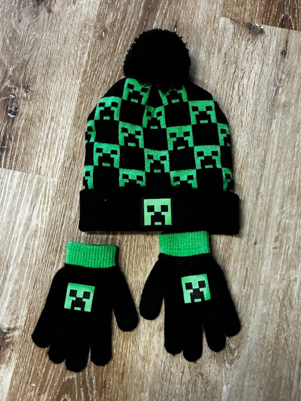 Minecraft creeker set of knit gloves and winter hat